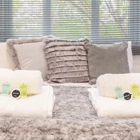 Будинок відпочинку Spacious Retreat Near Centre - Pass The Keys *