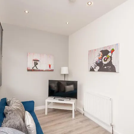 Spacious Retreat Near Centre - Pass The Keys *