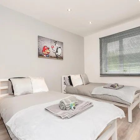 Vakantiehuis Spacious Retreat Near Centre - Pass The Keys