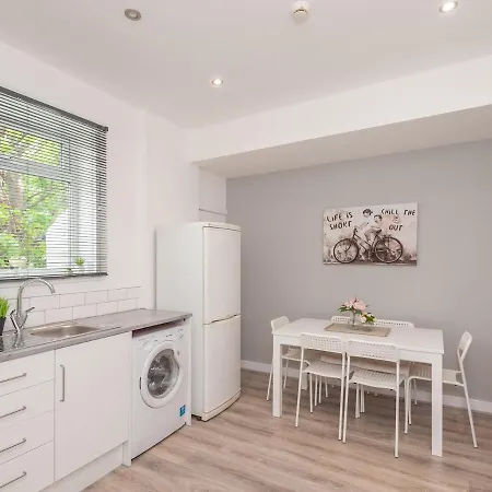 Будинок відпочинку Spacious Retreat Near Centre - Pass The Keys *