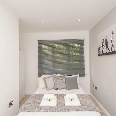 Spacious Retreat Near Centre - Pass The Keys Leeds (West Yorkshire)