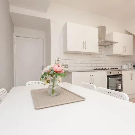 Будинок відпочинку Spacious Retreat Near Centre - Pass The Keys