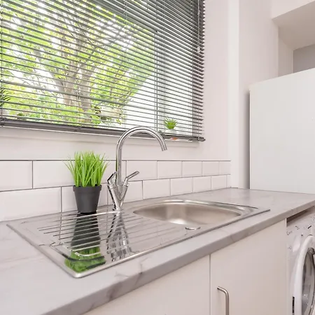 Spacious Retreat Near Centre - Pass The Keys *