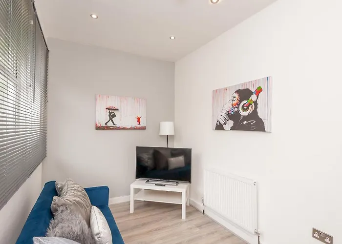 Spacious Retreat Near Centre - Pass The Keys *