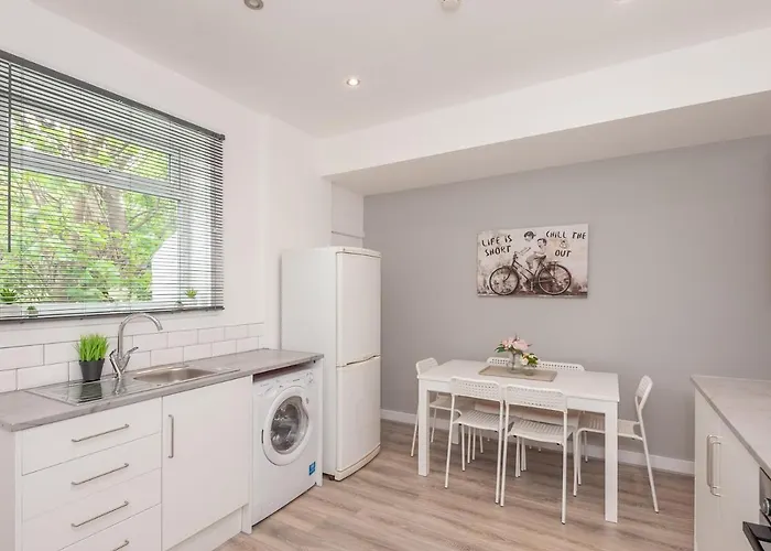 Holiday home Spacious Retreat Near Centre - Pass The Keys *