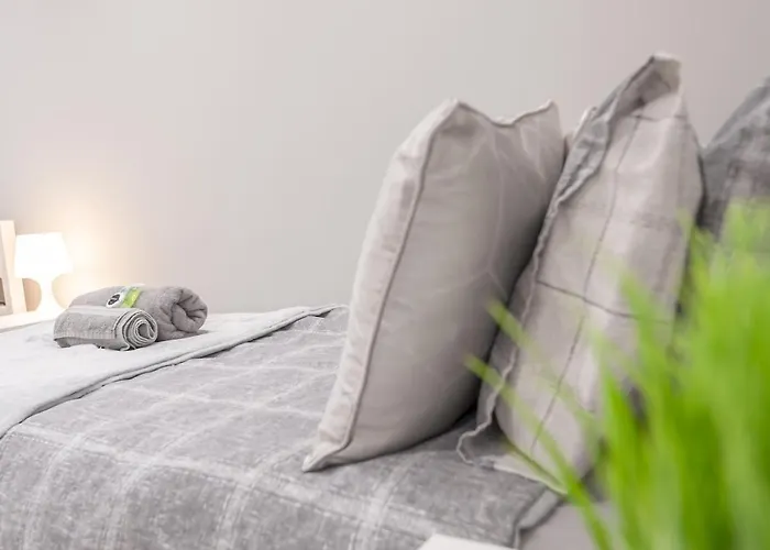 Spacious Retreat Near Centre - Pass The Keys *