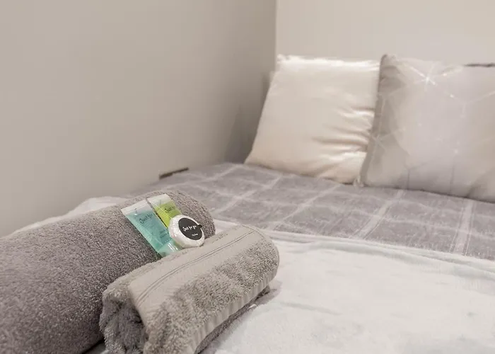 Spacious Retreat Near Centre - Pass The Keys Holiday home