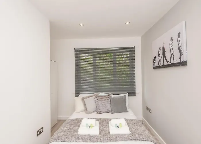 Spacious Retreat Near Centre - Pass The Keys Leeds (West Yorkshire)