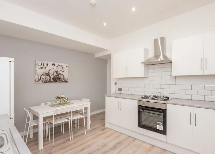 Spacious Retreat Near Centre - Pass The Keys Leeds (West Yorkshire)