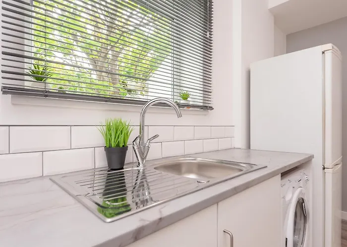 Spacious Retreat Near Centre - Pass The Keys *