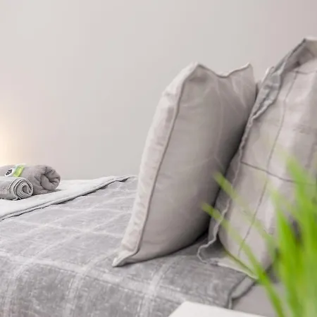 Spacious Retreat Near Centre - Pass The Keys *