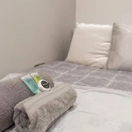 Spacious Retreat Near Centre - Pass The Keys בית נופש