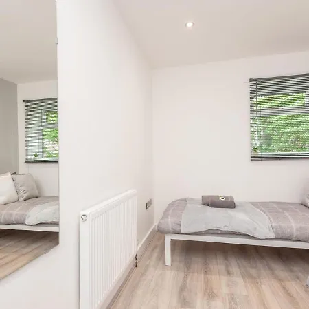 בית נופש Spacious Retreat Near Centre - Pass The Keys לידס