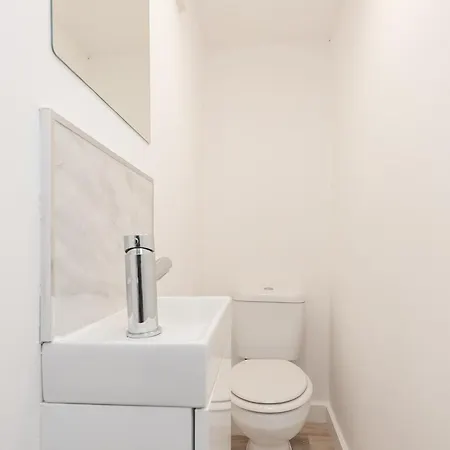 Spacious Retreat Near Centre - Pass The Keys בית נופש לידס